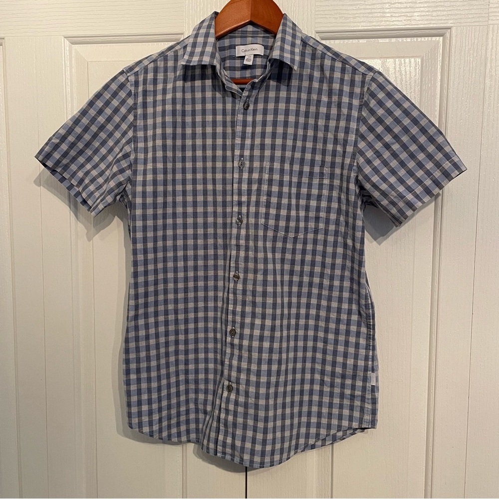 Calvin Klein short sleeve button down plaid shirt. Men’s Size S, blue/grey/white